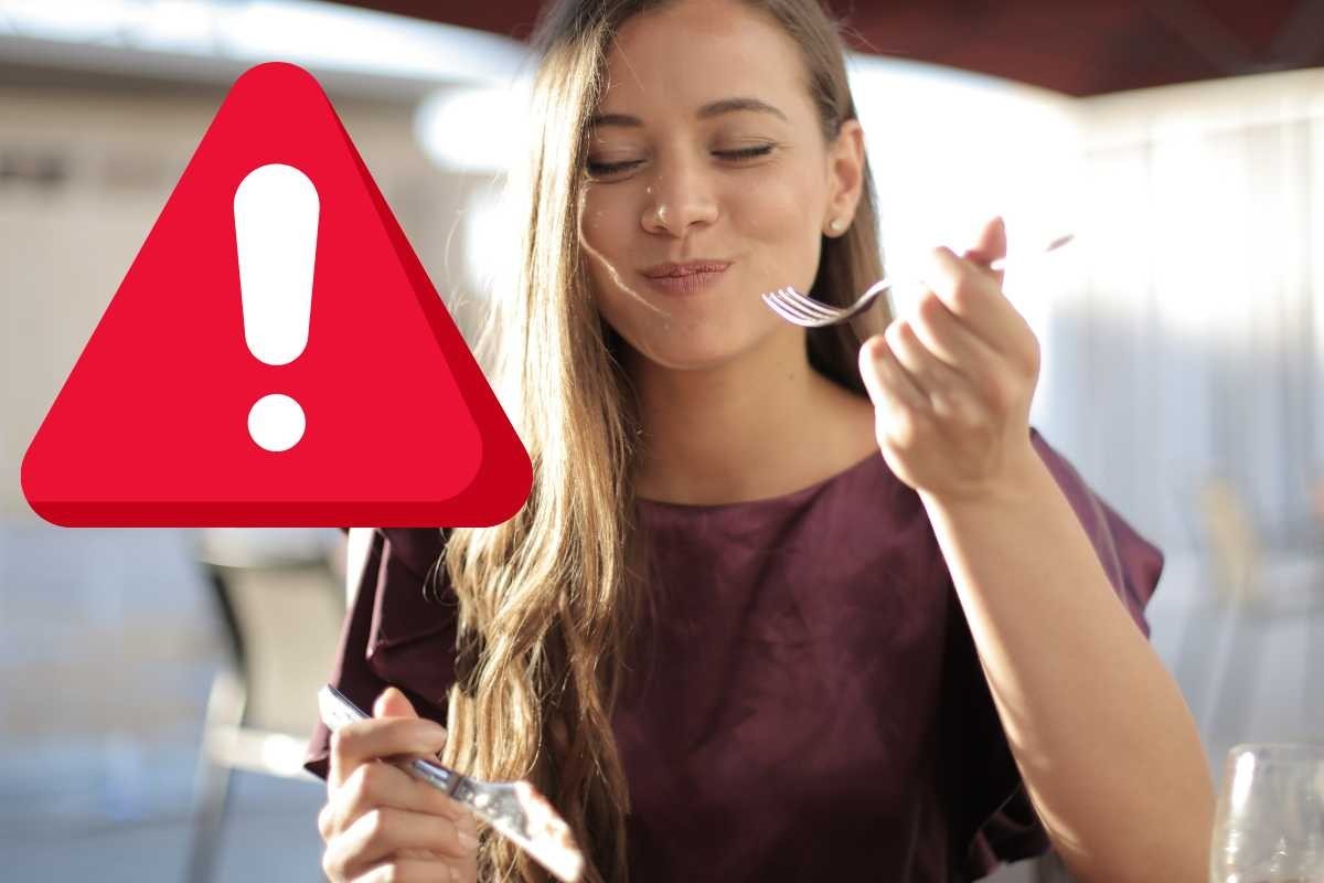 Donna con forchetta e coltello, simbolo attenzione