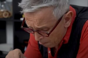 Chef Bruno Barbieri assaggia un piatto