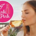 Donna con bicchiere di vino, evento Drink Pink