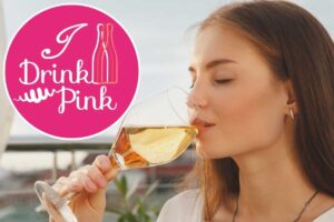 Donna con bicchiere di vino, evento Drink Pink