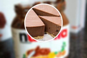 Una torta alla Nutella, con un barattolo di Nutella sullo sfondo