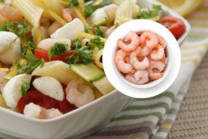Pasta fredda e, in evidenza, dei gamberetti sgusciati