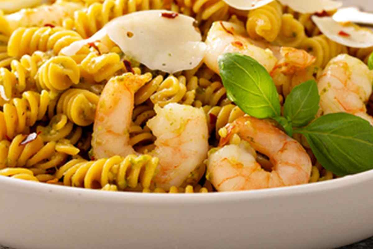 Una pasta fredda con gamberetti e mozzarella