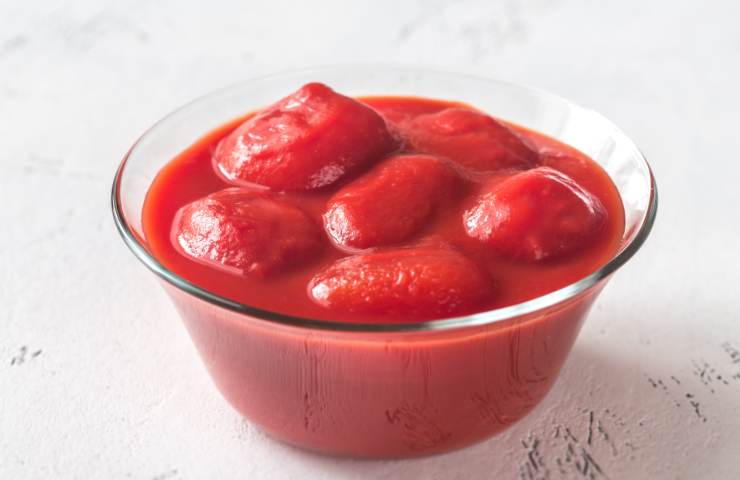 bowl di pomodori pelati