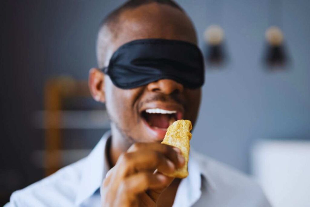 ragazzo assaggia cibo bendato