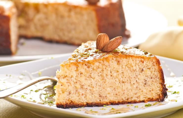 fetta di torta alle mandorle