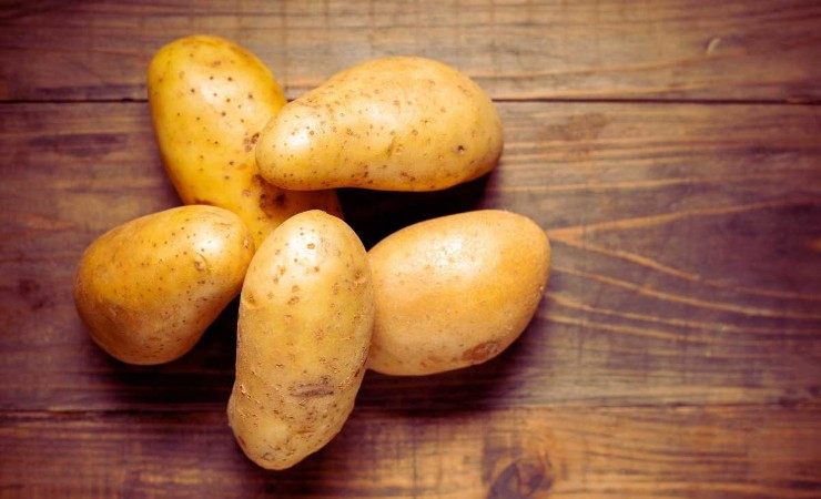 Patate su sfondo legno
